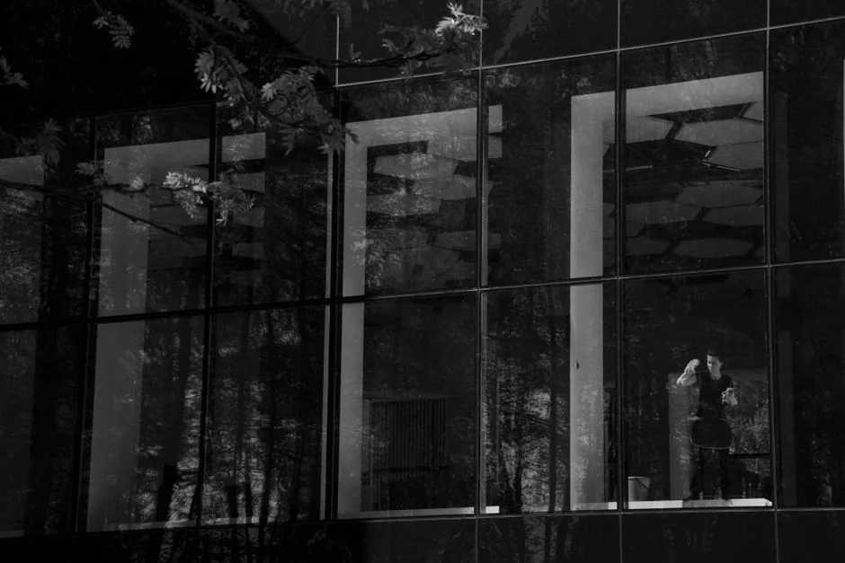 services-01 Vue rapprochée de personnes en train de nettoyer un sol en bois avec un balai et une pelle à poussière à l’intérieur.
